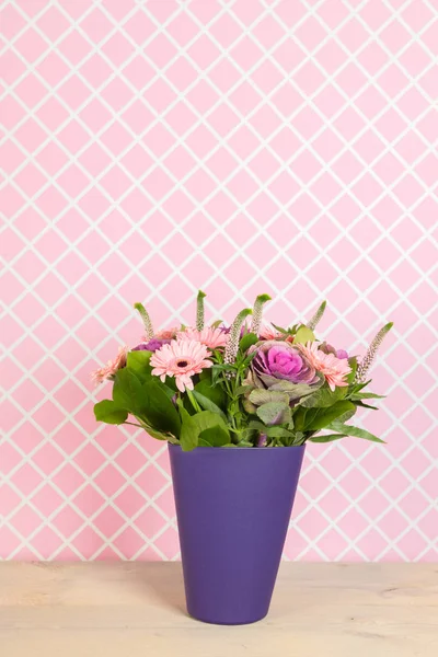 Barwny bukiet kwiatów w wazonie niebieski — Zdjęcie stockowe