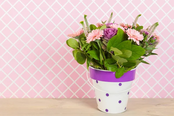 Fiori colorati bouquet in secchio — Foto Stock