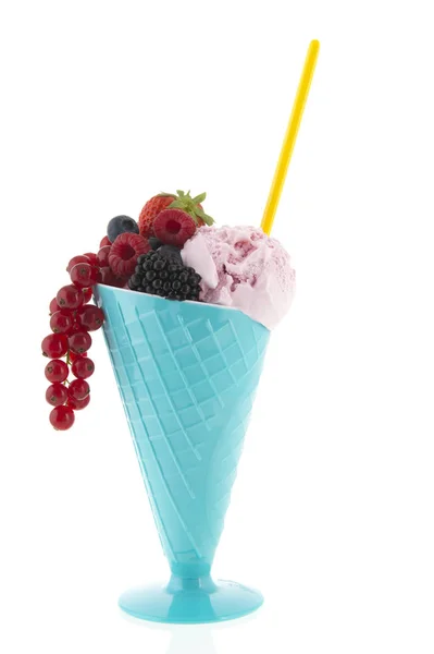 Copo com sorvete e fruta da floresta — Fotografia de Stock