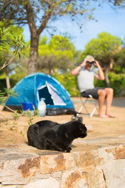 Uomo solo con tenda per campeggio avventura — Foto Stock