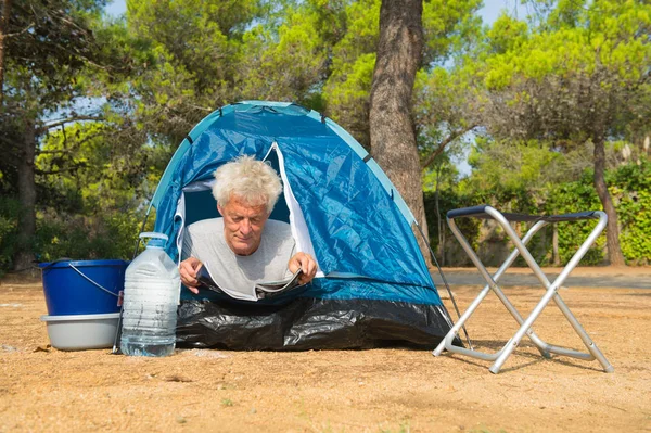 Uomo solo con tenda per campeggio avventura — Foto Stock