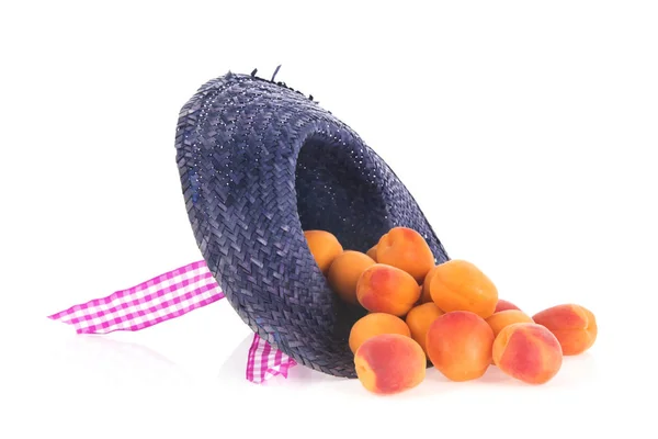 Sombrero de paja de verano con abricots — Foto de Stock