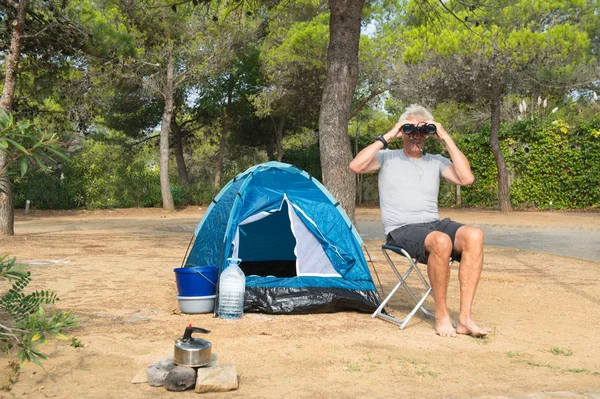 Homem sozinho com barraca para acampamento de aventura — Fotografia de Stock