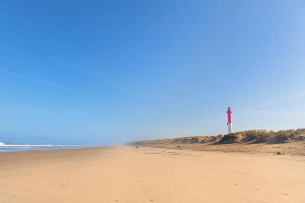 Farol na praia — Fotografia de Stock