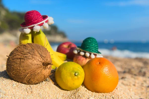 Spanisches Obstsortiment am Strand — Stockfoto