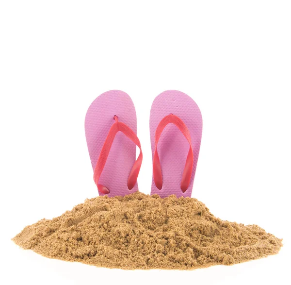 Rosa flip-flops på stranden — Stockfoto
