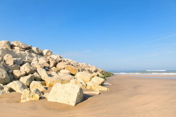 Западное побережье Франции с серф-брейкером — стоковое фото