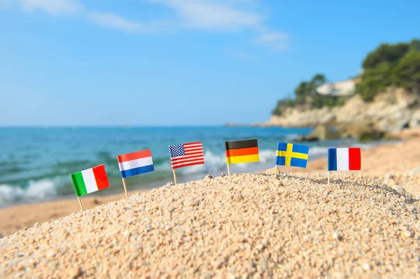 Европейский пляж с флагами — стоковое фото