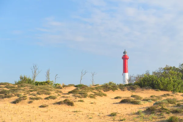 Latarnia morska na plaży — Zdjęcie stockowe