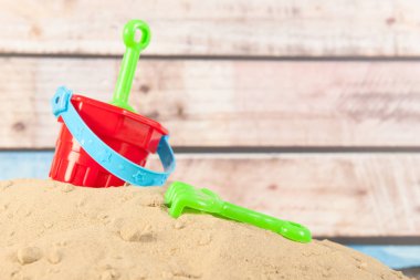 Kumsaldaki oyuncaklar.