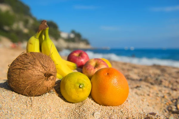 Választék gyümölcs a strandon — Stock Fotó