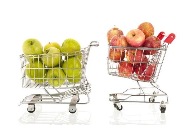 Winkelwagen met groene en rode appels — Stockfoto