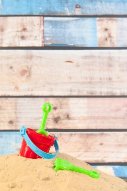 Kumsaldaki oyuncaklar.