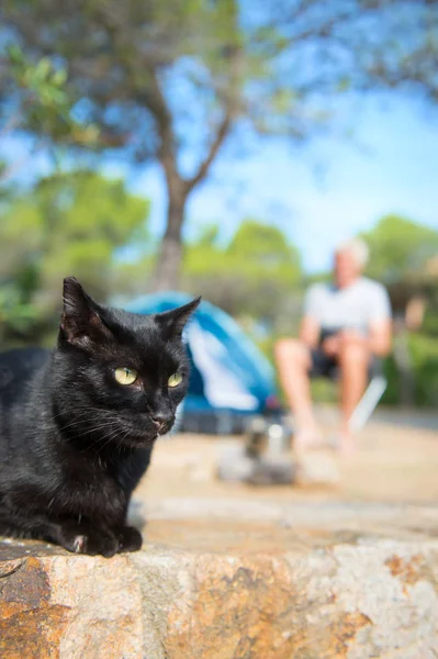 Mann allein mit Zelt für Abenteuercamping — Stockfoto