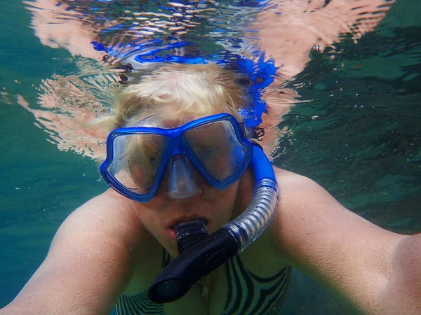 Su altında yaşlı kadın