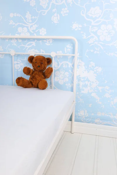 Child bedroom with stuffed bear — Stock Photo, Image