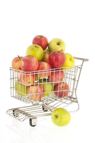 Bevásárló kosár zöld és piros almával — Stock Fotó