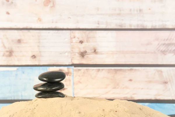 Balanço pedras na areia — Fotografia de Stock