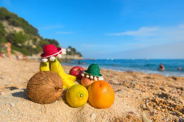 Spaanse assortiment fruit op het strand — Stockfoto