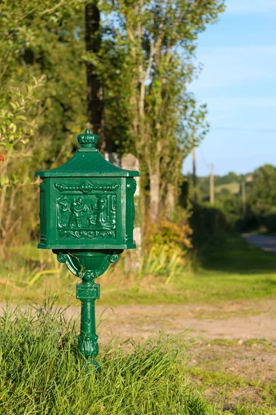 Grön klassisk postbox — Stockfoto