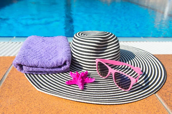Yüzme havuzunda yaz şapka — Stok fotoğraf