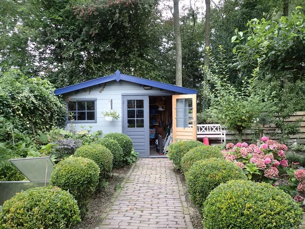 小さな庭の納屋 — ストック写真