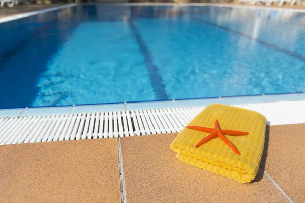 Handdoek bij het zwembad — Stockfoto