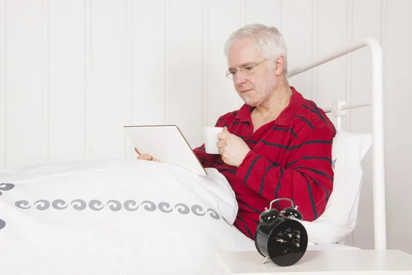 Leitura em comprimido — Fotografia de Stock