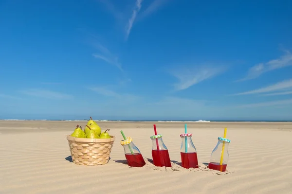 Getränke und Obst am Strand — Stockfoto