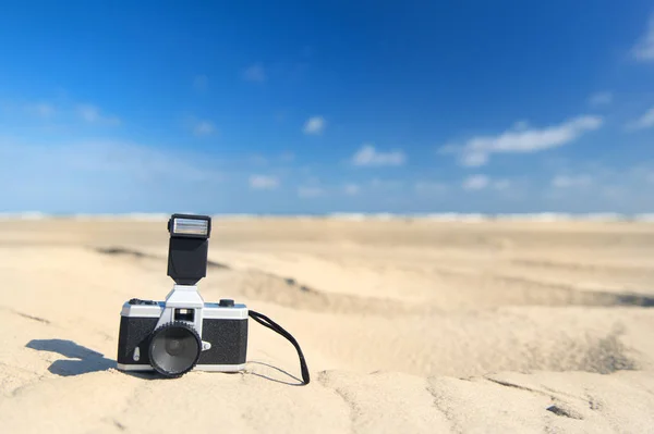 Cámara fotográfica en la playa —  Fotos de Stock