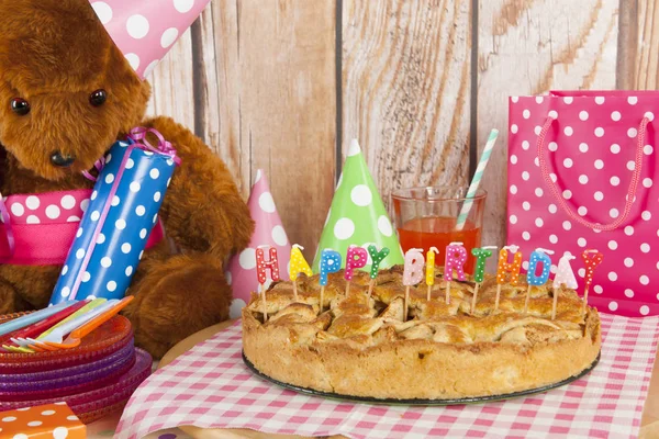 Торт на день народження зі свічками для дитячої вечірки — стокове фото