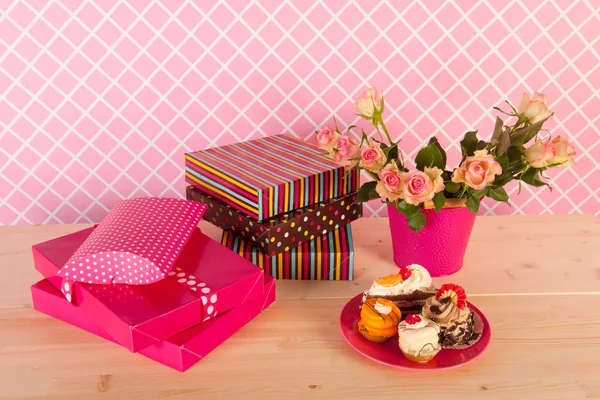 Geburtstagskuchen in rosa — Stockfoto