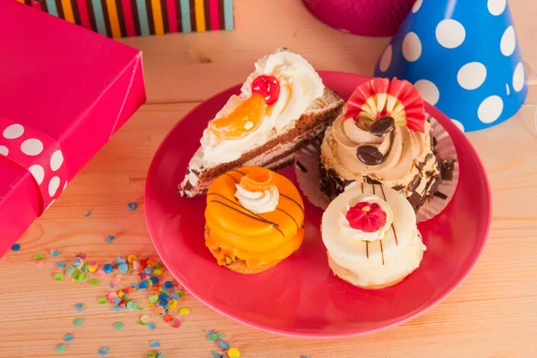 Pastelería de cumpleaños en rosa — Foto de Stock