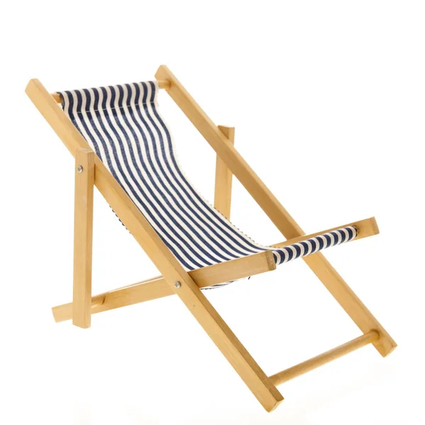Синій смугастий пляжний стілець — стокове фото