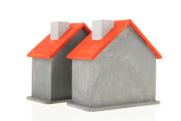 De madeira cinza hous iwith telhado vermelho — Fotografia de Stock