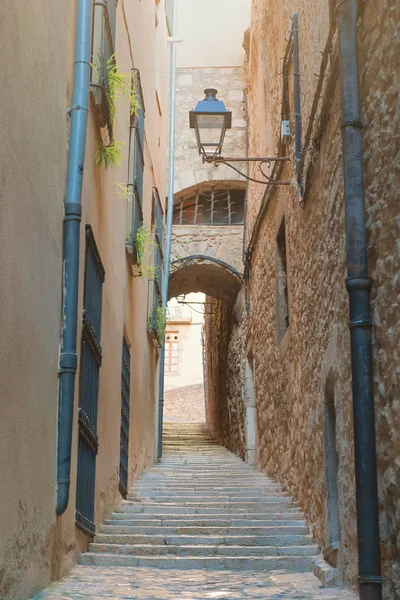 Kleine Gasse in Girona — Stockfoto