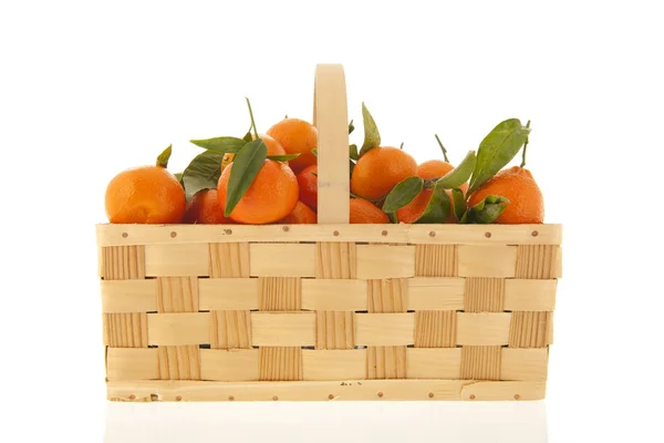 Mandarinen iin Korb isoliert über weißem Hintergrund — Stockfoto