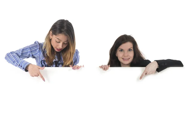 Zwei junge Frau mit weißer Tafel für Werbung — Stockfoto