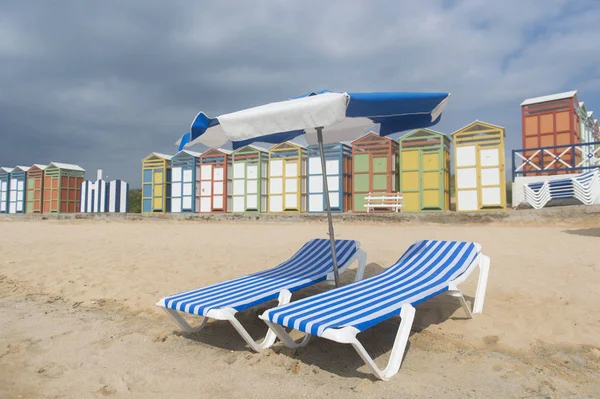 Красочные пляжные хижины на побережье — стоковое фото