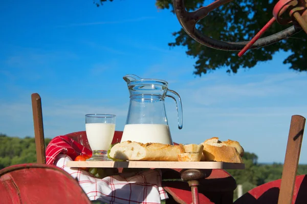 Tracteur avec lait et pain — Photo