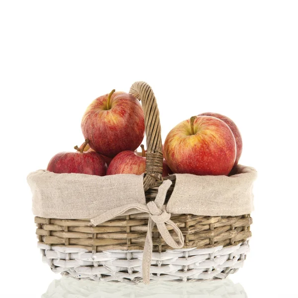 Korb rote Äpfel — Stockfoto