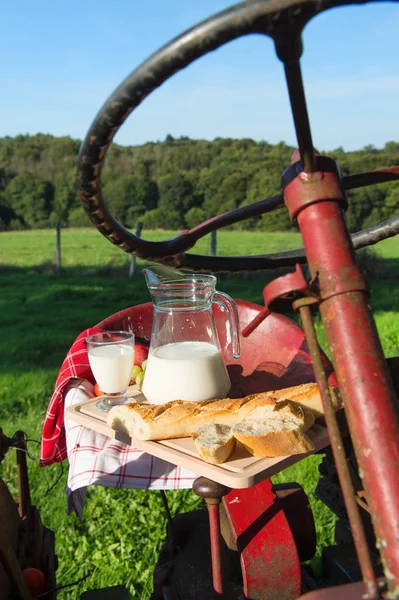 Traktor med mjölk och bröd — Stockfoto