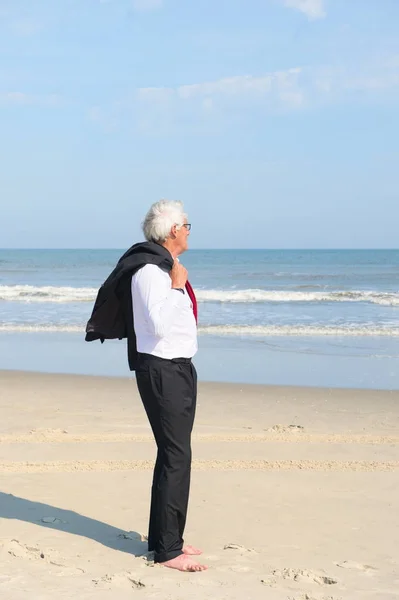 Деловой человек на пляже — стоковое фото
