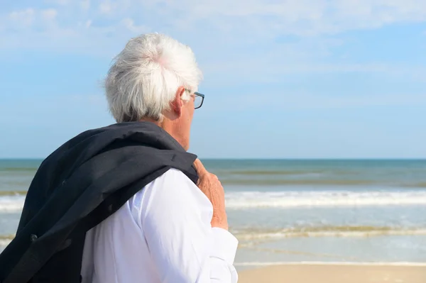 Geschäftsmann am Strand — Stockfoto