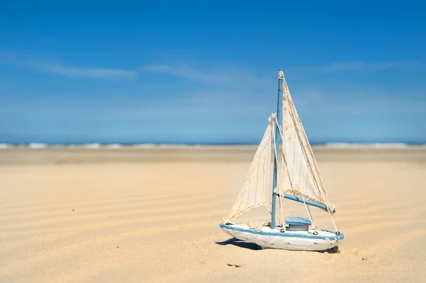 Spielzeugboot am Strand — Stockfoto