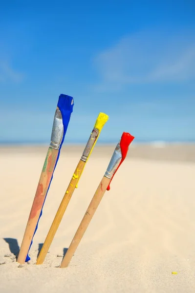 Pinceles en la playa — Foto de Stock