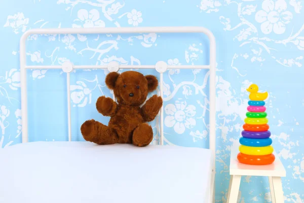 Ліжко з ведмідь — стокове фото