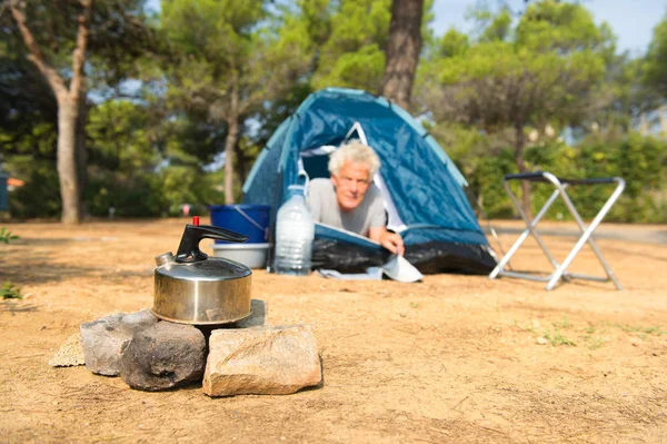 Man alleen met tent voor avontuur camping — Stockfoto