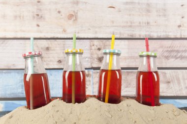 Şişe limonata sahilde