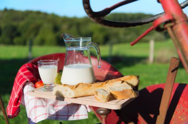 Traktör süt ve ekmek